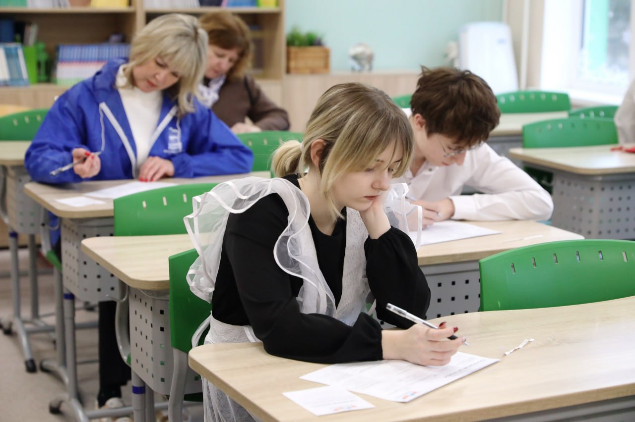 Школьники и общественники из Долгопрудного проверили своё знание главного закона страны Школьники и общественники из Долгопрудного проверили своё знание главного закона страны