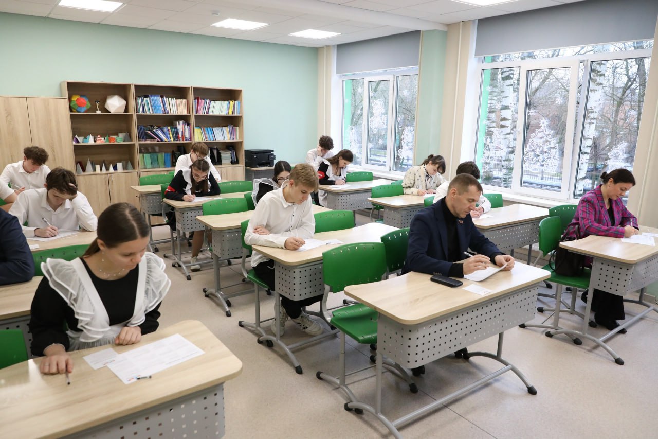 Школьники и общественники из Долгопрудного проверили своё знание главного закона страны Школьники и общественники из Долгопрудного проверили своё знание главного закона страны