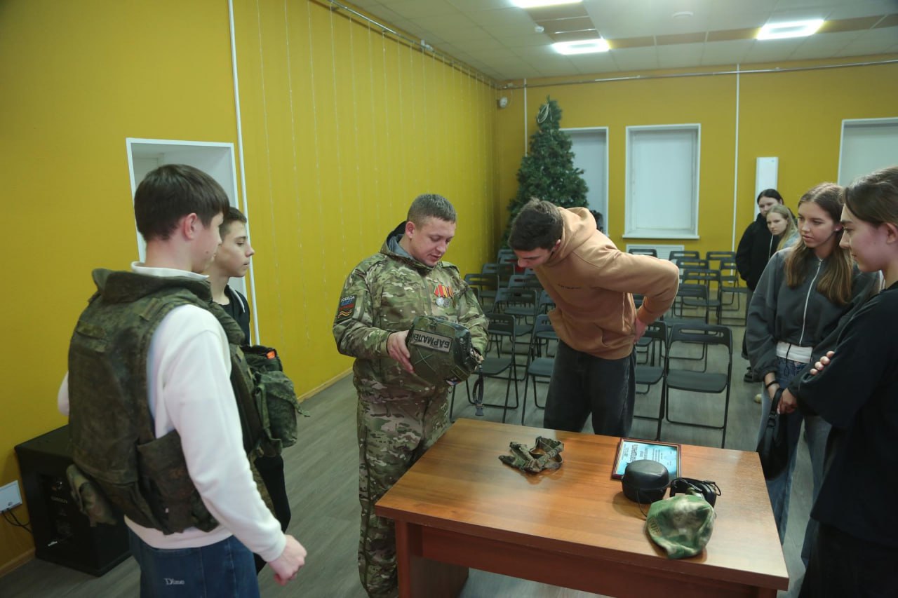 В центре «Юность» состоялась встреча молодежи с участником специальной военной операции, прапорщиком Игорем Воробьем В центре «Юность» состоялась встреча молодежи с участником специальной военной операции, прапорщиком Игорем Воробьем