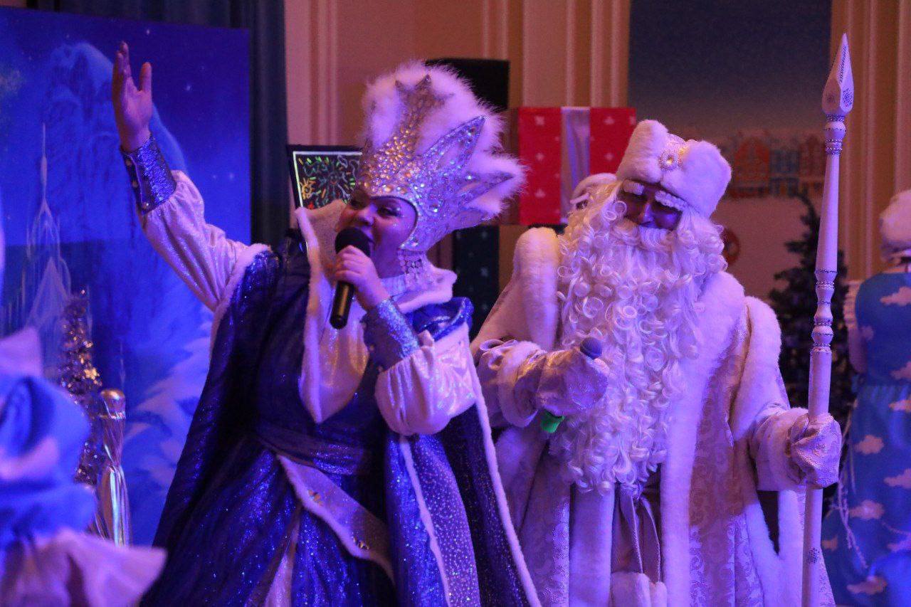 Тысячи огней вспыхнули на главных ёлках нашего города Тысячи огней вспыхнули на главных ёлках нашего города