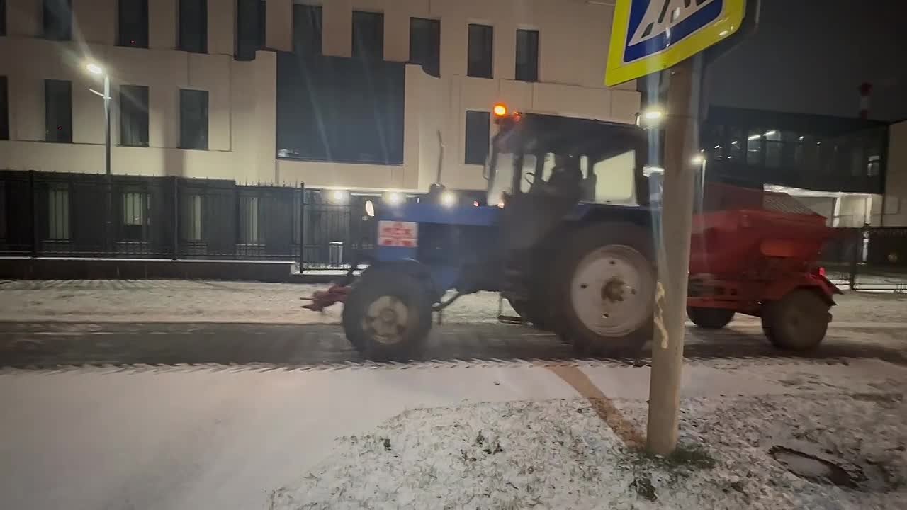 В Долгопрудном проводят уборку и обработку дорог и территорий от снега