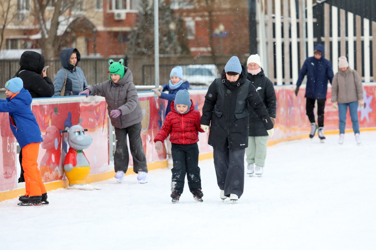 Выпал снег и как будто приблизил к нам новогодние праздники Выпал снег и как будто приблизил к нам новогодние праздники