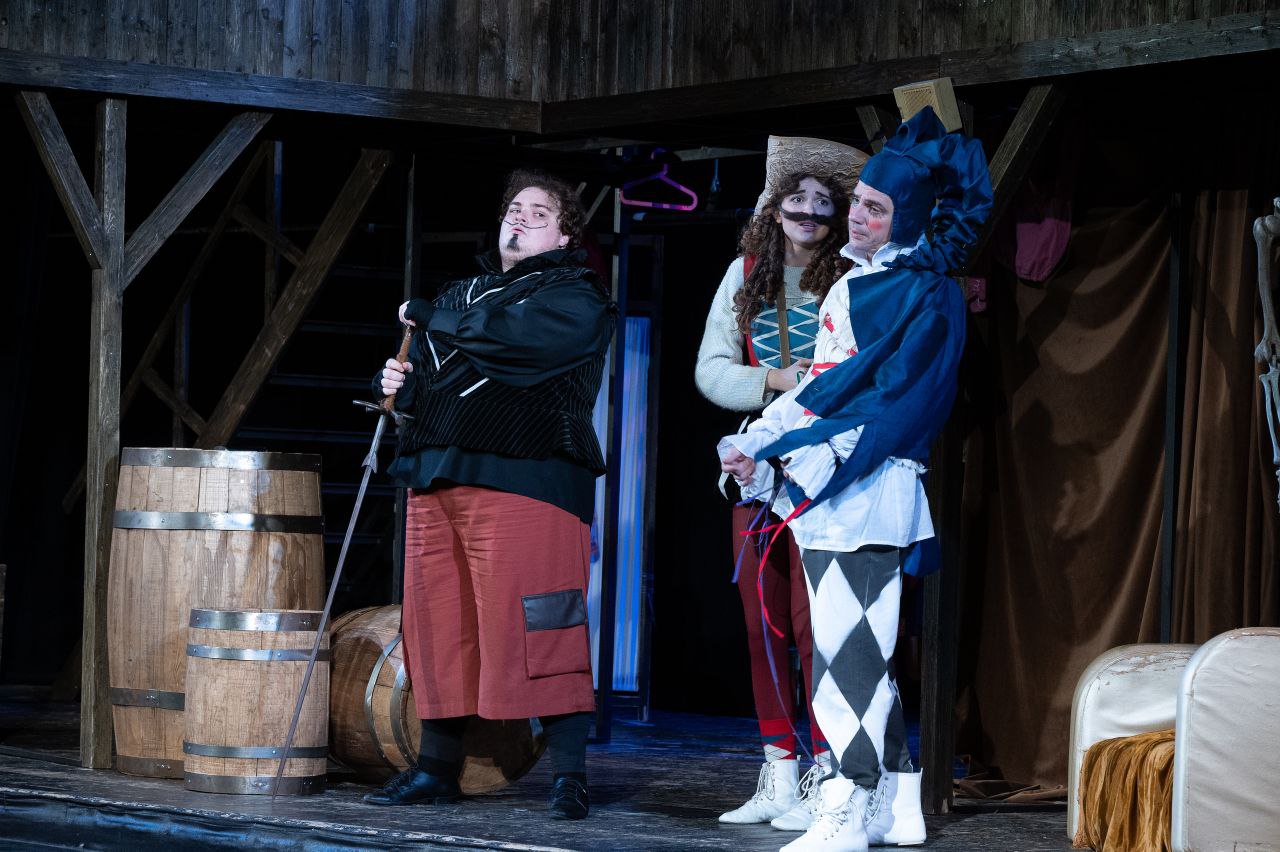 «Двенадцатая ночь» в Серпухове: клубок шекспировских ошибок распутывают на сцене «Двенадцатая ночь» в Серпухове: клубок шекспировских ошибок распутывают на сцене