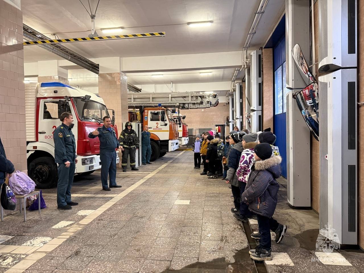 В пожарно-спасательной части Воскресенска побывали учащиеся школы «Горизонт» В пожарно-спасательной части Воскресенска побывали учащиеся школы «Горизонт»