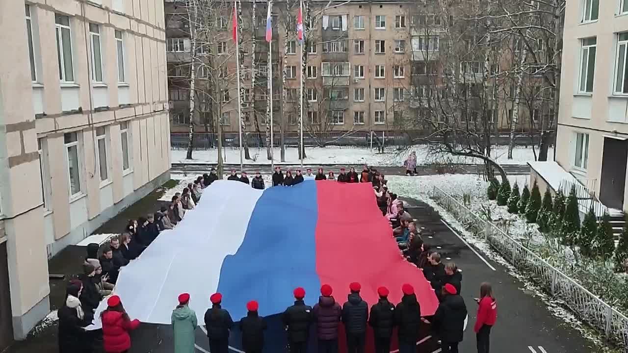 Школа №10 Долгопрудного присоединилась ко Всероссийской акции «Флаг России»