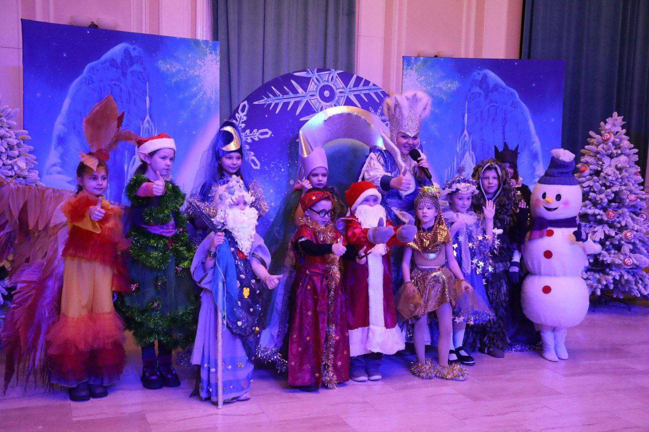 Тысячи огней вспыхнули на главных ёлках нашего города Тысячи огней вспыхнули на главных ёлках нашего города