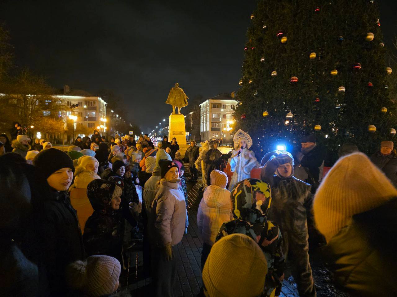 Тысячи огней вспыхнули на главных ёлках нашего города Тысячи огней вспыхнули на главных ёлках нашего города
