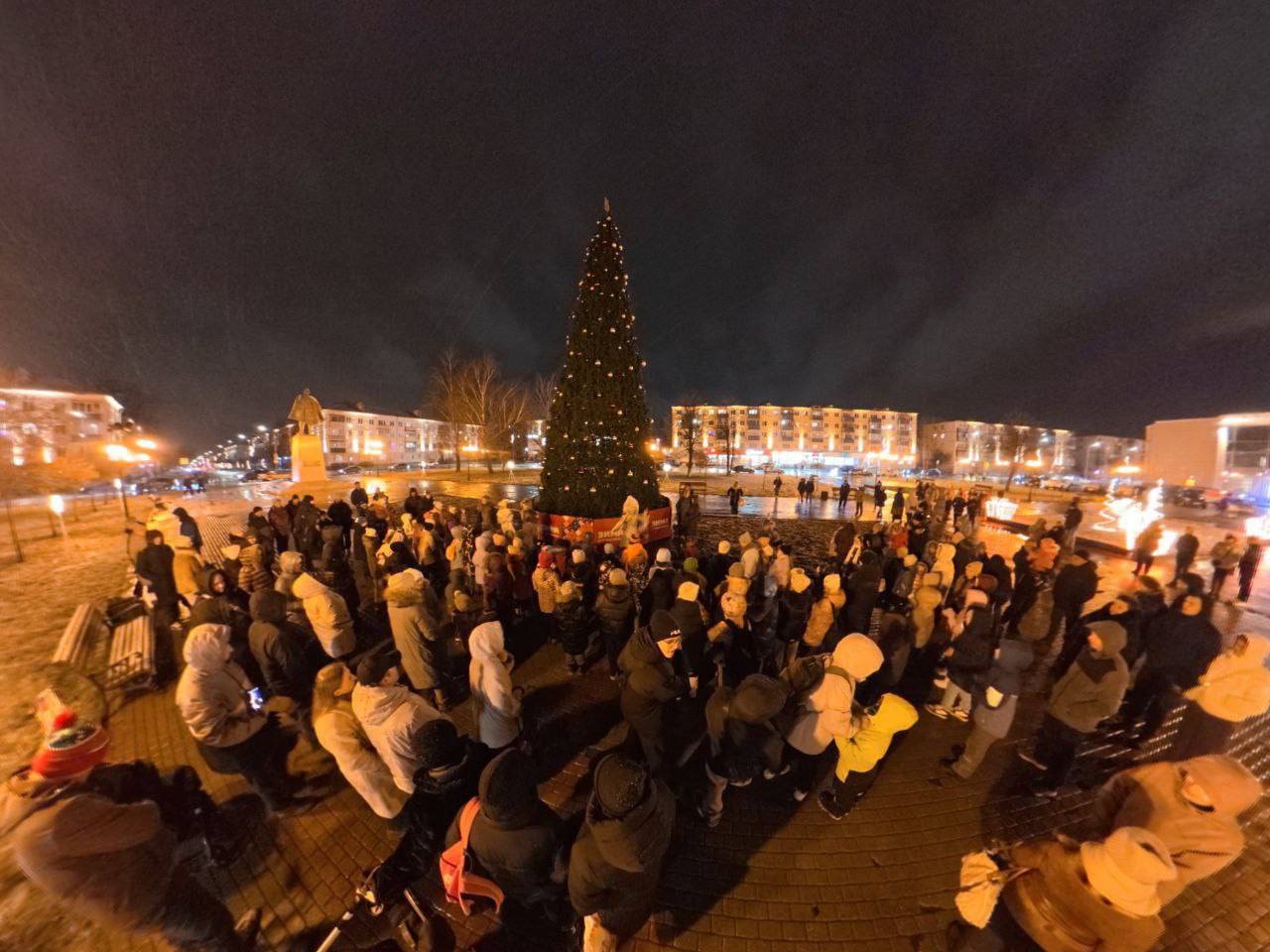 Тысячи огней вспыхнули на главных ёлках нашего города Тысячи огней вспыхнули на главных ёлках нашего города