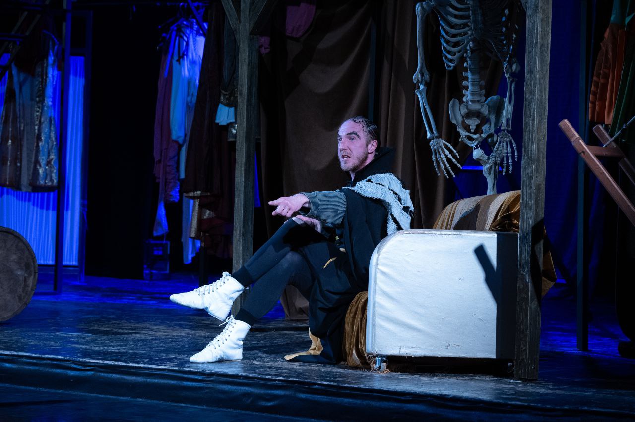 «Двенадцатая ночь» в Серпухове: клубок шекспировских ошибок распутывают на сцене «Двенадцатая ночь» в Серпухове: клубок шекспировских ошибок распутывают на сцене