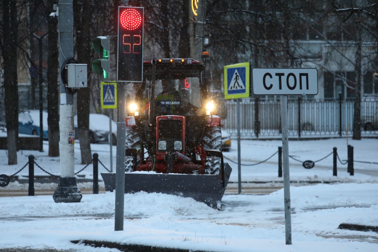 В Долгопрудном проводят уборку и обработку дорог и территорий от снега В Долгопрудном проводят уборку и обработку дорог и территорий от снега
