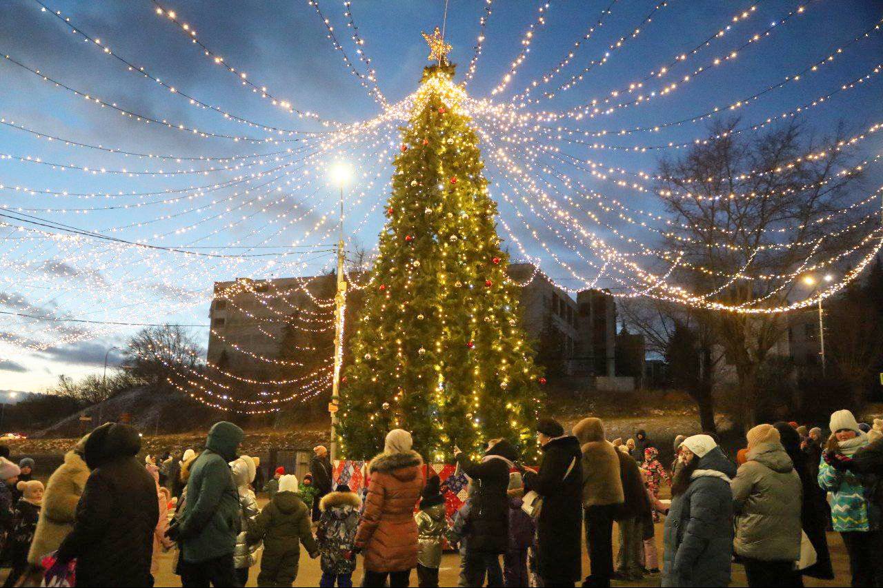 Тысячи огней вспыхнули на главных ёлках нашего города