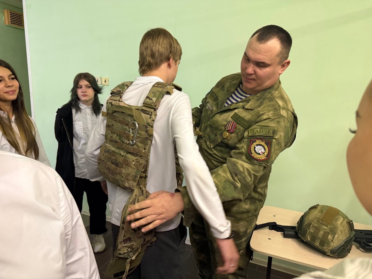 Ветеран СВО рассказал школьникам Люберец о службе и долге