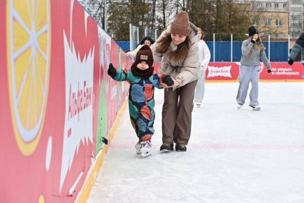 Зима наступила, и ледовая площадка с искусственным покрытием в парке «Питомник» ждёт своих гостей!