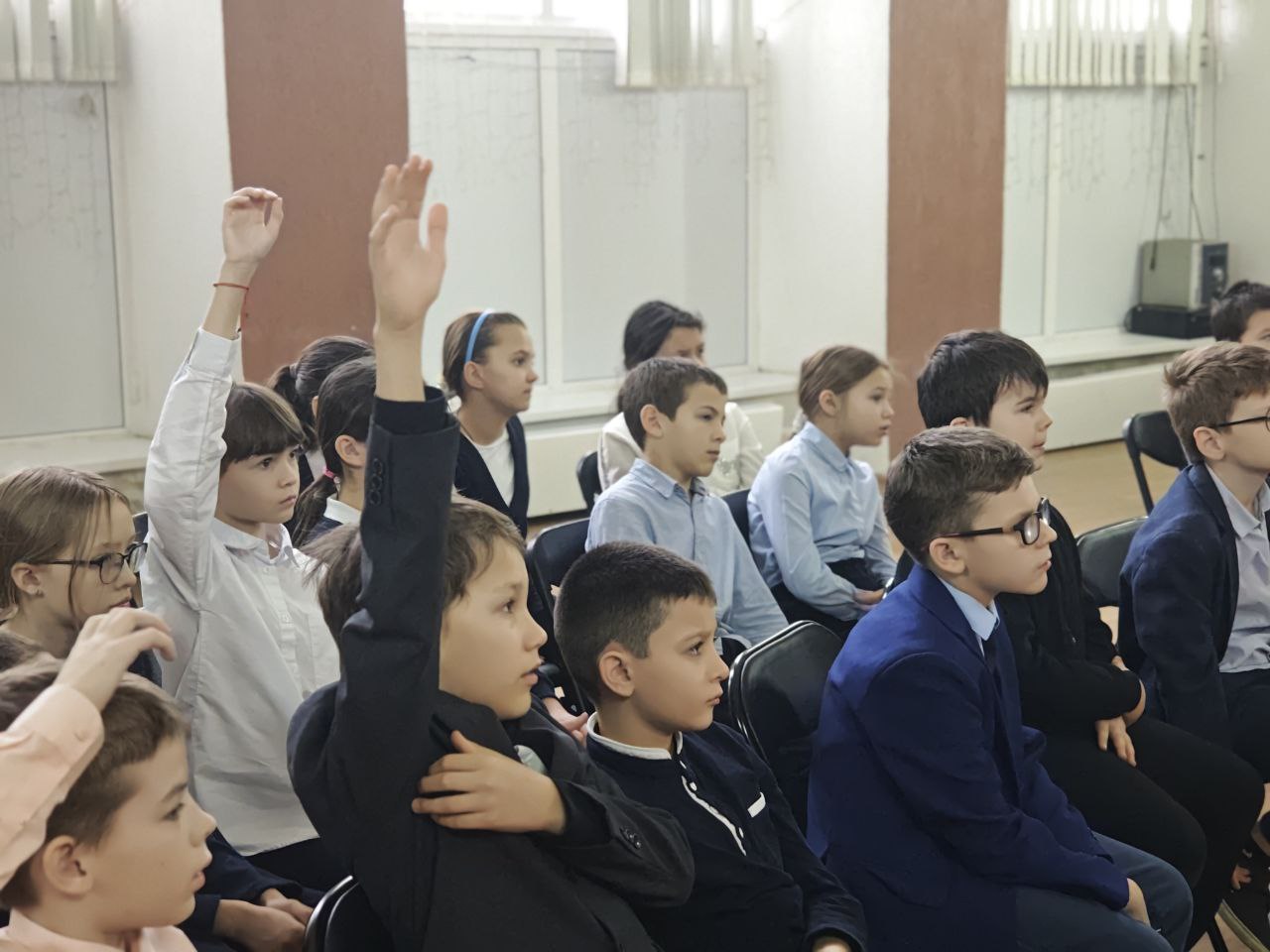 Наши новости. Игра-викторина ко Дню Конституции Российской Федерации прошла в ДК "Родник" м.о. Чехов Наши новости. Игра-викторина ко Дню Конституции Российской Федерации прошла в ДК "Родник" м.о. Чехов