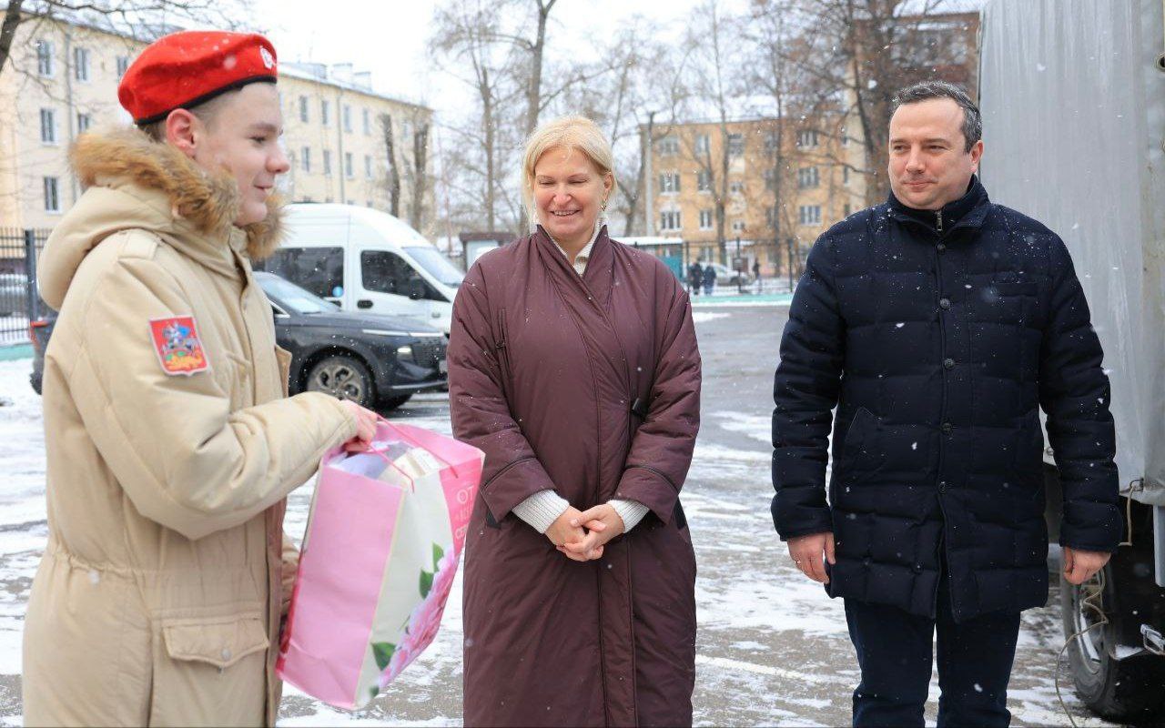 Игорь Трифонов: Вместе с Вице-губернатором Московской области Марией Николаевной Нагорной, первым заместителем председателя Совета депутатов Дмитрием Герасимовичем Денисовым и нашим Советом ветеранов передали очередную... Игорь Трифонов: Вместе с Вице-губернатором Московской области Марией Николаевной Нагорной, первым заместителем председателя Совета депутатов Дмитрием Герасимовичем Денисовым и нашим Советом ветеранов передали очередную...