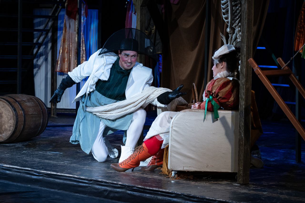 «Двенадцатая ночь» в Серпухове: клубок шекспировских ошибок распутывают на сцене «Двенадцатая ночь» в Серпухове: клубок шекспировских ошибок распутывают на сцене