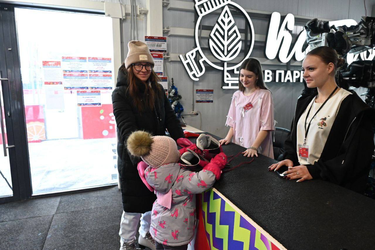 Зима наступила, и ледовая площадка с искусственным покрытием в парке «Питомник» ждёт своих гостей! Зима наступила, и ледовая площадка с искусственным покрытием в парке «Питомник» ждёт своих гостей!