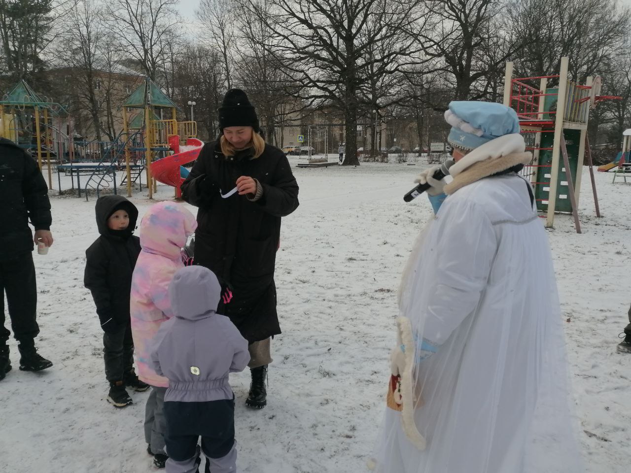 Наши новости. Творческий коллектив Дома Культуры «Радуга» организовал праздничную программу «Проказница Зима» в парке «Дубки» с. Троицкое Наши новости. Творческий коллектив Дома Культуры «Радуга» организовал праздничную программу «Проказница Зима» в парке «Дубки» с. Троицкое