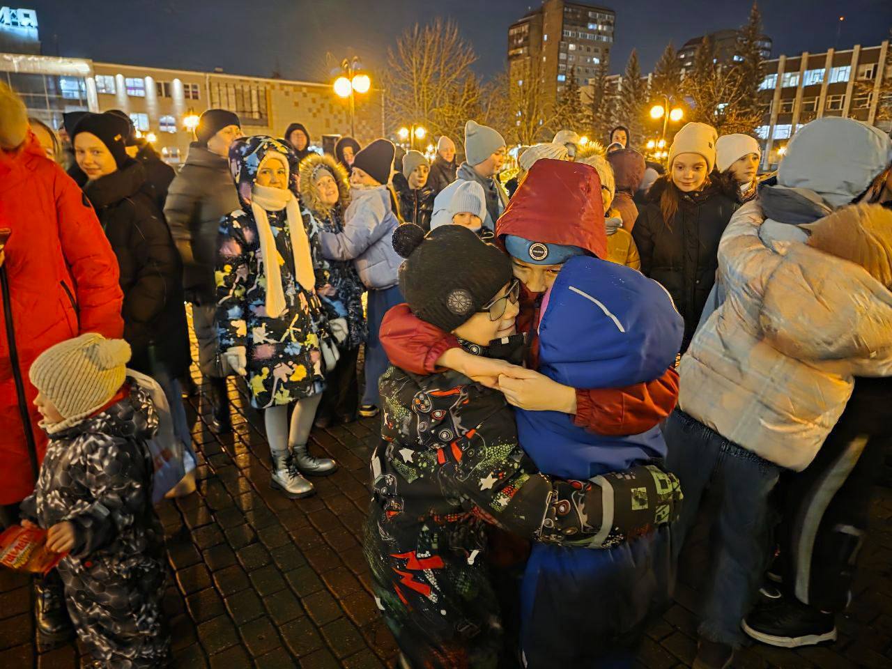 Тысячи огней вспыхнули на главных ёлках нашего города Тысячи огней вспыхнули на главных ёлках нашего города