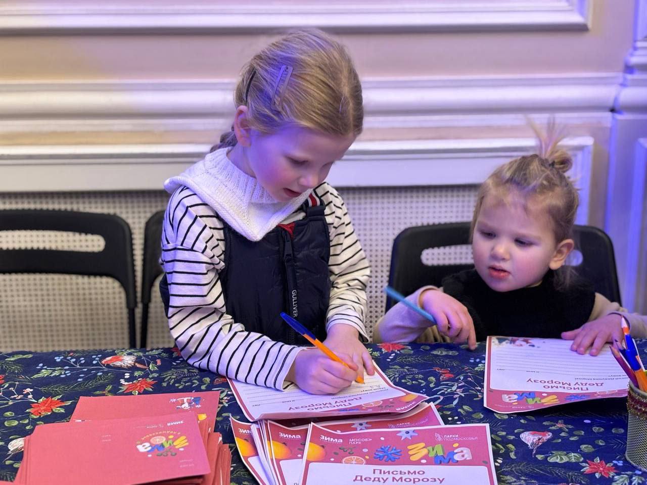 Тысячи огней вспыхнули на главных ёлках нашего города Тысячи огней вспыхнули на главных ёлках нашего города