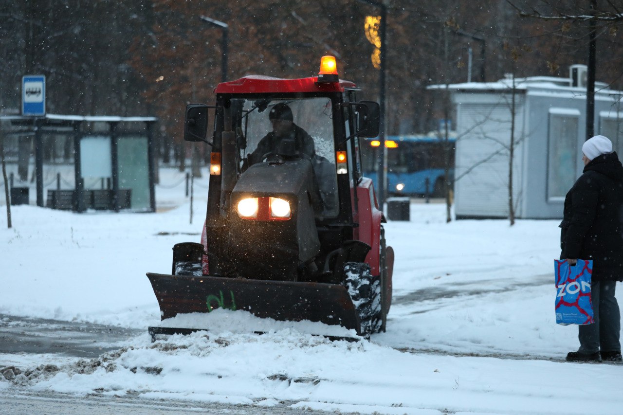 В Долгопрудном проводят уборку и обработку дорог и территорий от снега В Долгопрудном проводят уборку и обработку дорог и территорий от снега