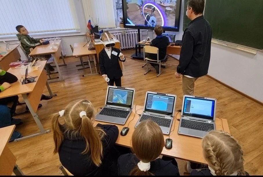 В школе №6 г. Орехово-Зуево уже не первый год работает VR-лаборатория, где цифровые инструменты стали частью повседневного обучения В школе №6 г. Орехово-Зуево уже не первый год работает VR-лаборатория, где цифровые инструменты стали частью повседневного обучения