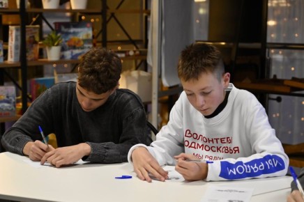 Добрые письма. Волонтеры Подмосковья делятся искренними словами благодарности, поддержки и веры в победу, чтобы каждый боец чувствовал, что о нем помнят и ждут дома! #ВолонтерыПодмосковья #СВОихНеБросаем Подписывайся на наш...