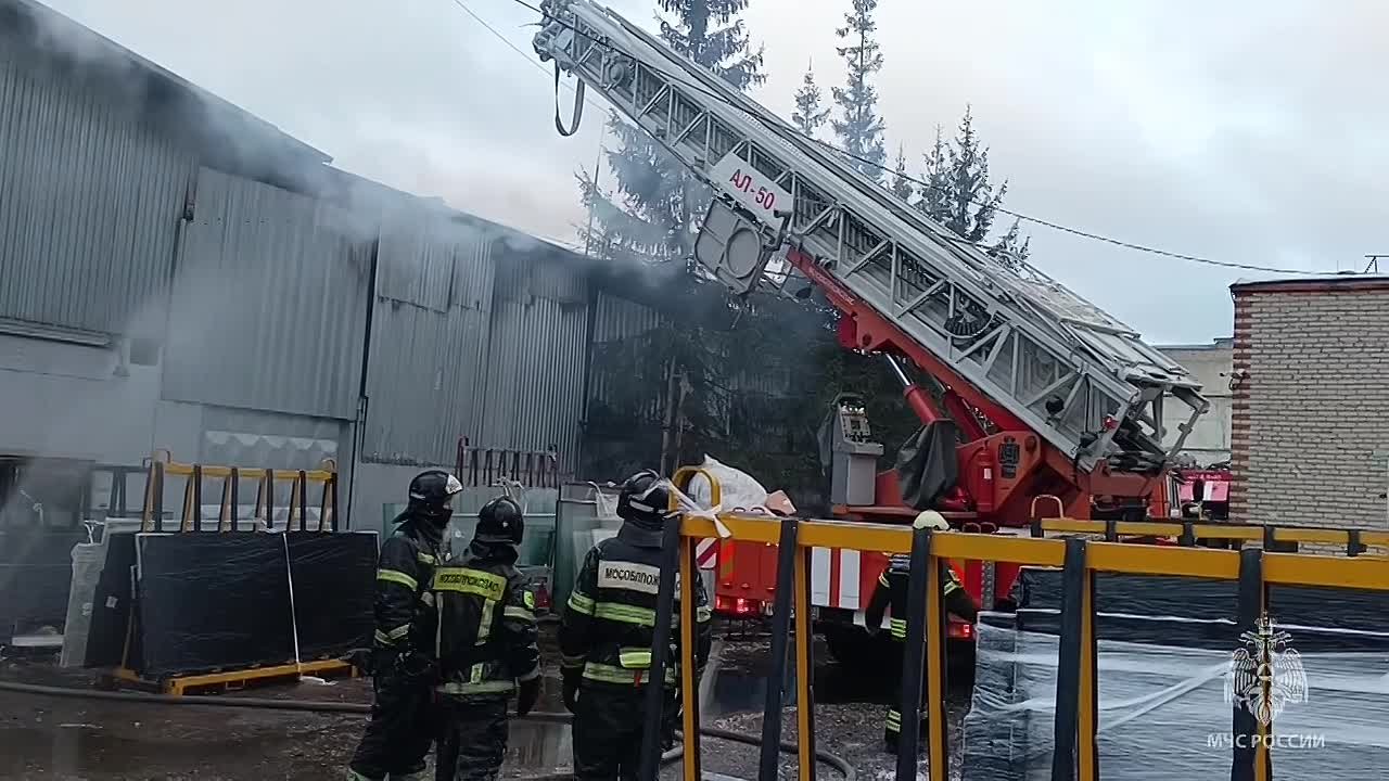 Огнеборцы Подмосковья ликвидируют пожар в нежилом здании в городском округе Богородский