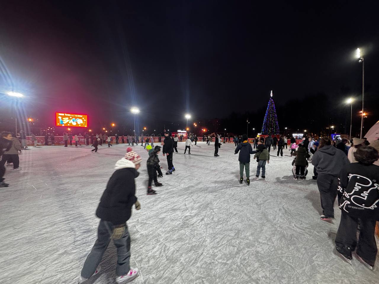 Регистрация не требуется: на каток в Центральный парк Победы - вход свободный! Регистрация не требуется: на каток в Центральный парк Победы - вход свободный!