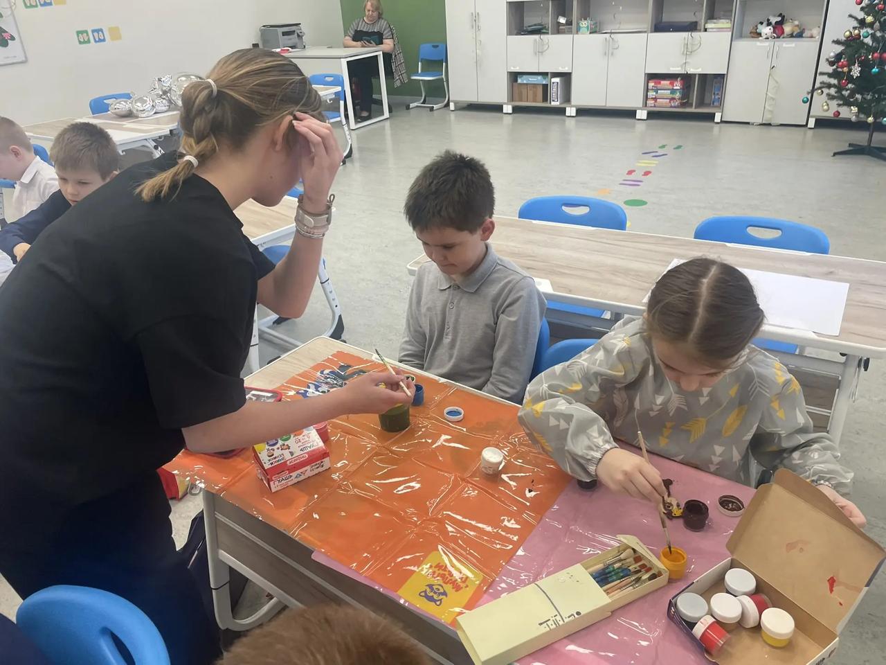 В пятницу, 8 декабря, ученики 8Е провели замечательный день, разукрашивая ёлочные игрушки вместе с классом 1З! В пятницу, 8 декабря, ученики 8Е провели замечательный день, разукрашивая ёлочные игрушки вместе с классом 1З!