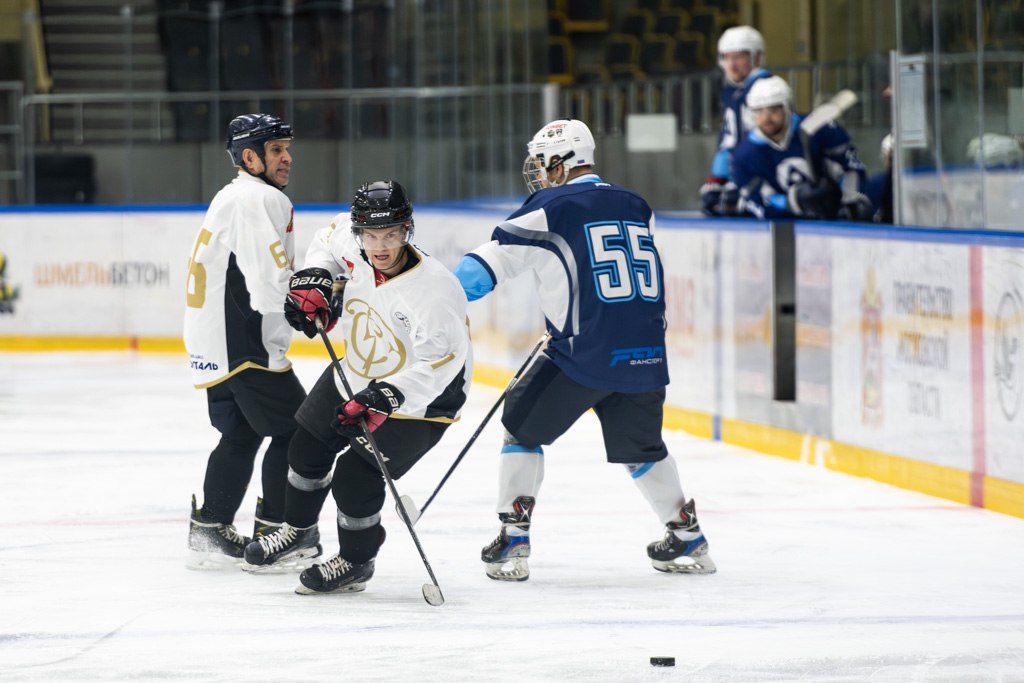 В ледовом дворце спорта «Кристалл» прошёл товарищеский матч любительских команд «Металлург» и «Элемаш» в честь 75-летия хоккейной команды завода «Электросталь» В ледовом дворце спорта «Кристалл» прошёл товарищеский матч любительских команд «Металлург» и «Элемаш» в честь 75-летия хоккейной команды завода «Электросталь»