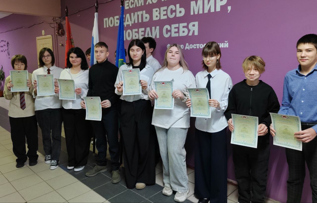 Каждый понедельник у нас в школе особенный день – мы собираемся вместе на торжественную линейку Каждый понедельник у нас в школе особенный день – мы собираемся вместе на торжественную линейку