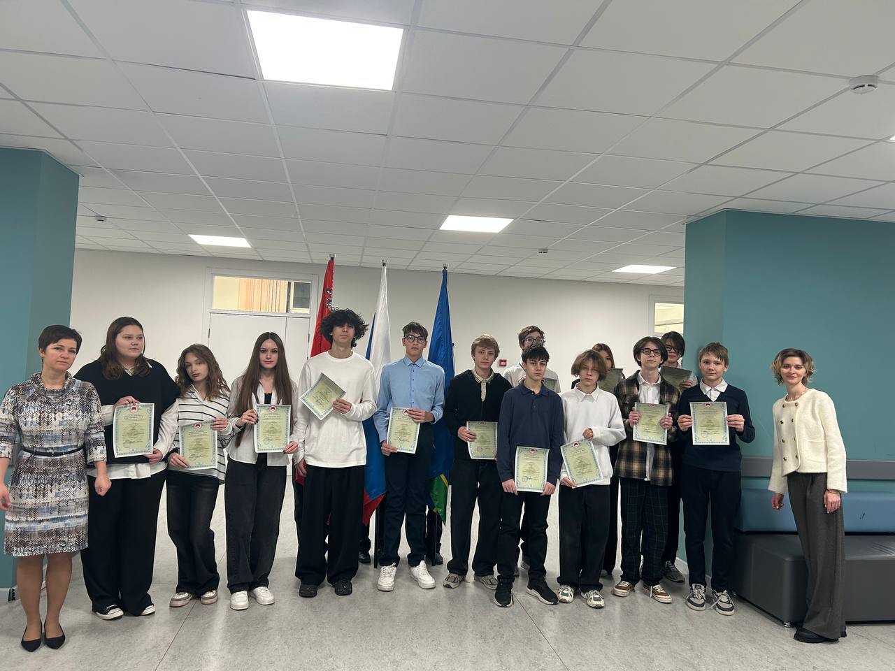 Понедельник 15 декабря встречает нас еженедельной торжественной линейкой с поднятием флага и гимном Понедельник 15 декабря встречает нас еженедельной торжественной линейкой с поднятием флага и гимном