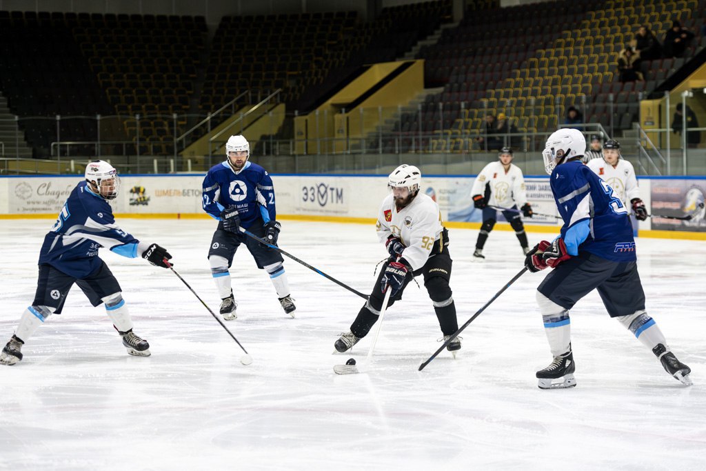 В ледовом дворце спорта «Кристалл» прошёл товарищеский матч любительских команд «Металлург» и «Элемаш» в честь 75-летия хоккейной команды завода «Электросталь» В ледовом дворце спорта «Кристалл» прошёл товарищеский матч любительских команд «Металлург» и «Элемаш» в честь 75-летия хоккейной команды завода «Электросталь»