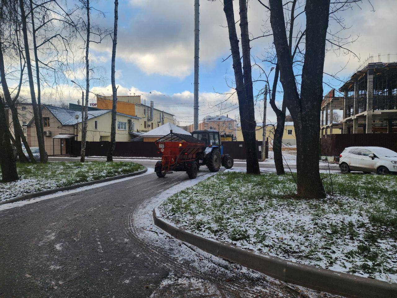 Осторожно, гололёд!. В городе идёт обработка дорожного полотна Осторожно, гололёд!. В городе идёт обработка дорожного полотна