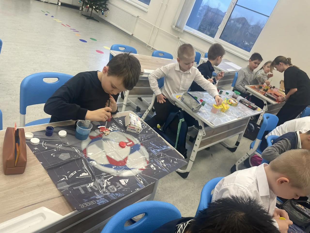 В пятницу, 8 декабря, ученики 8Е провели замечательный день, разукрашивая ёлочные игрушки вместе с классом 1З! В пятницу, 8 декабря, ученики 8Е провели замечательный день, разукрашивая ёлочные игрушки вместе с классом 1З!