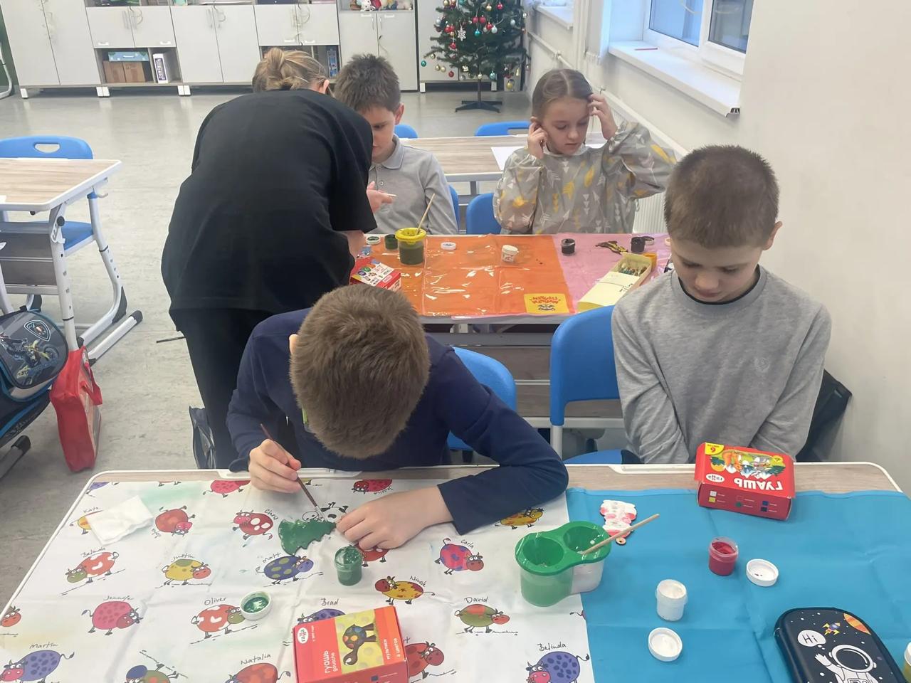 В пятницу, 8 декабря, ученики 8Е провели замечательный день, разукрашивая ёлочные игрушки вместе с классом 1З! В пятницу, 8 декабря, ученики 8Е провели замечательный день, разукрашивая ёлочные игрушки вместе с классом 1З!