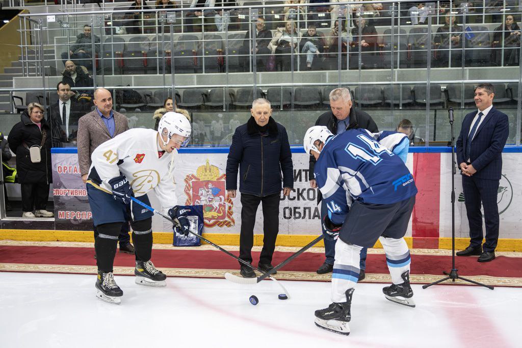 В ледовом дворце спорта «Кристалл» прошёл товарищеский матч любительских команд «Металлург» и «Элемаш» в честь 75-летия хоккейной команды завода «Электросталь»