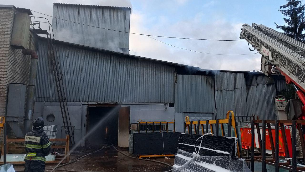 В воскресенье, 14 декабря, расчеты пожарно-спасательных частей территориального управления №6 Мособлпожспас совместно с коллегами из Федеральной противопожарной службы потушили пожар на предприятии по производству стекол в... В воскресенье, 14 декабря, расчеты пожарно-спасательных частей территориального управления №6 Мособлпожспас совместно с коллегами из Федеральной противопожарной службы потушили пожар на предприятии по производству стекол в...