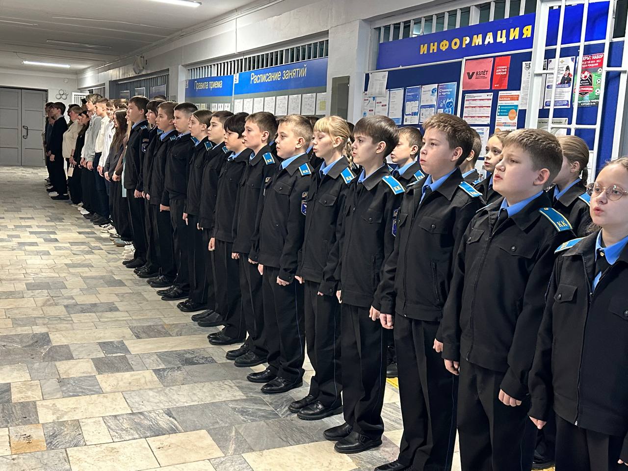 Новая учебная неделя в гимназии началась с традиционной линейки с выносом флага Российской Федерации и исполнения гимна РФ Новая учебная неделя в гимназии началась с традиционной линейки с выносом флага Российской Федерации и исполнения гимна РФ