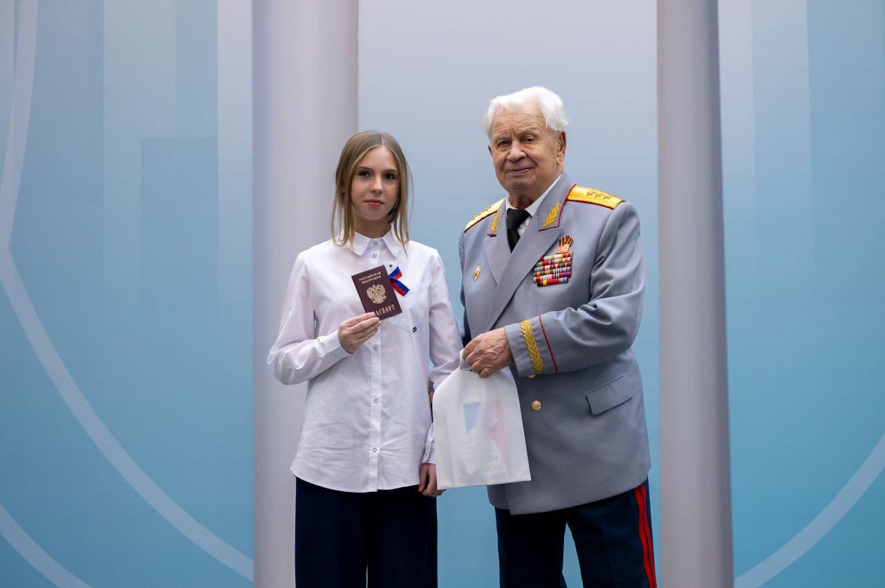 35 юных домодедовцев получили свои первые паспорта граждан Российской Федерации 35 юных домодедовцев получили свои первые паспорта граждан Российской Федерации