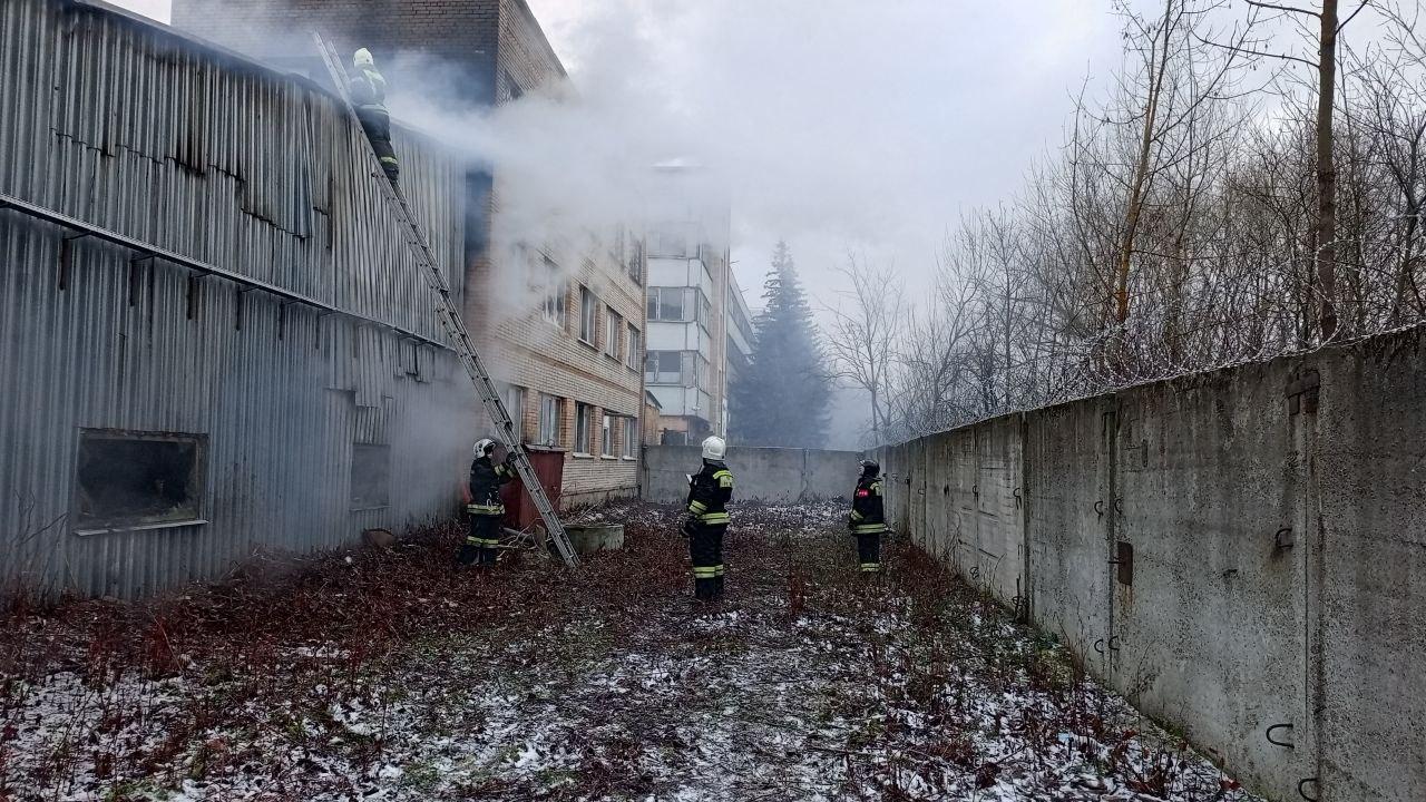 В воскресенье, 14 декабря, расчеты пожарно-спасательных частей территориального управления №6 Мособлпожспас совместно с коллегами из Федеральной противопожарной службы потушили пожар на предприятии по производству стекол в... В воскресенье, 14 декабря, расчеты пожарно-спасательных частей территориального управления №6 Мособлпожспас совместно с коллегами из Федеральной противопожарной службы потушили пожар на предприятии по производству стекол в...