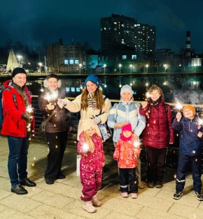 Пушкинский музыкально-драматический театр, продолжая сотрудничество с краеведом Ольгой Соловьевой, запускает новую серию иммерсивных экскурсий-променадов «Тайны Травинского озера. Новогодняя версия» и приглашает вас...