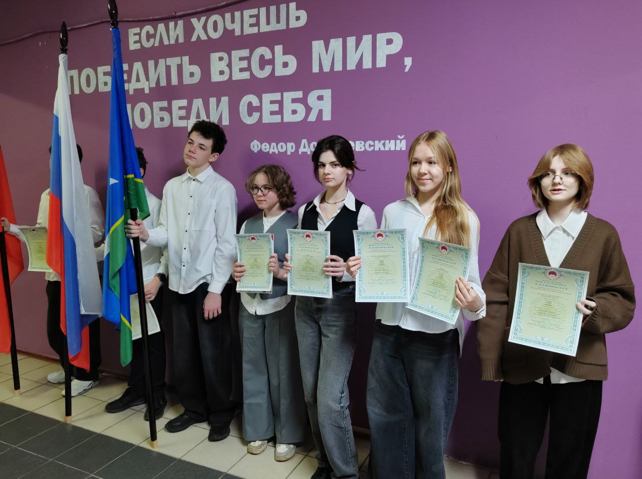 Каждый понедельник у нас в школе особенный день – мы собираемся вместе на торжественную линейку Каждый понедельник у нас в школе особенный день – мы собираемся вместе на торжественную линейку