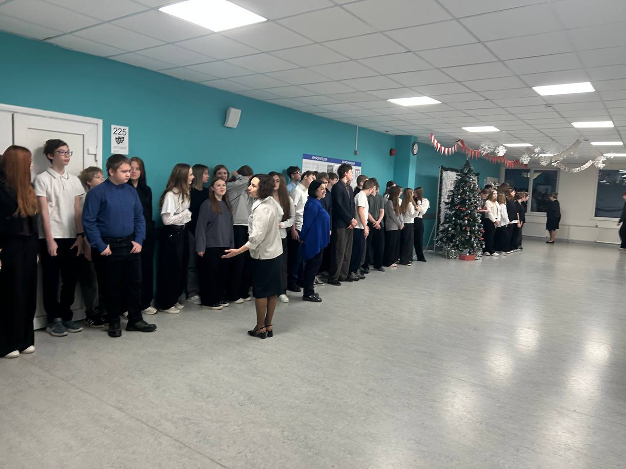 Понедельник 15 декабря встречает нас еженедельной торжественной линейкой с поднятием флага и гимном Понедельник 15 декабря встречает нас еженедельной торжественной линейкой с поднятием флага и гимном