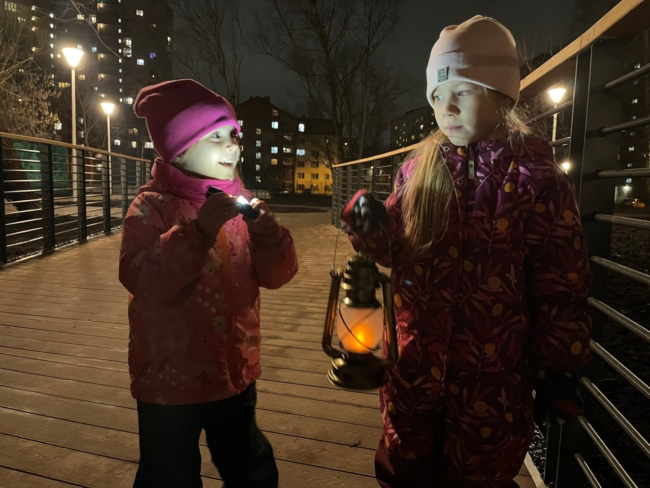 Пушкинский музыкально-драматический театр, продолжая сотрудничество с краеведом Ольгой Соловьевой, запускает новую серию иммерсивных экскурсий-променадов «Тайны Травинского озера. Новогодняя версия» и приглашает вас... Пушкинский музыкально-драматический театр, продолжая сотрудничество с краеведом Ольгой Соловьевой, запускает новую серию иммерсивных экскурсий-променадов «Тайны Травинского озера. Новогодняя версия» и приглашает вас...