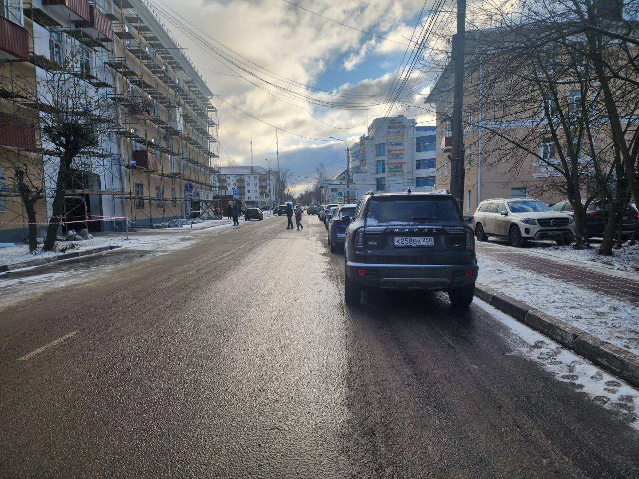 Осторожно, гололёд!. В городе идёт обработка дорожного полотна Осторожно, гололёд!. В городе идёт обработка дорожного полотна