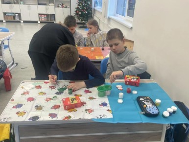 В пятницу, 8 декабря, ученики 8Е провели замечательный день, разукрашивая ёлочные игрушки вместе с классом 1З!