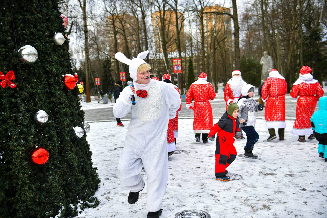 Как прошла праздничная программа Парки, сказки, торжество» в Артишоке Как прошла праздничная программа Парки, сказки, торжество» в Артишоке