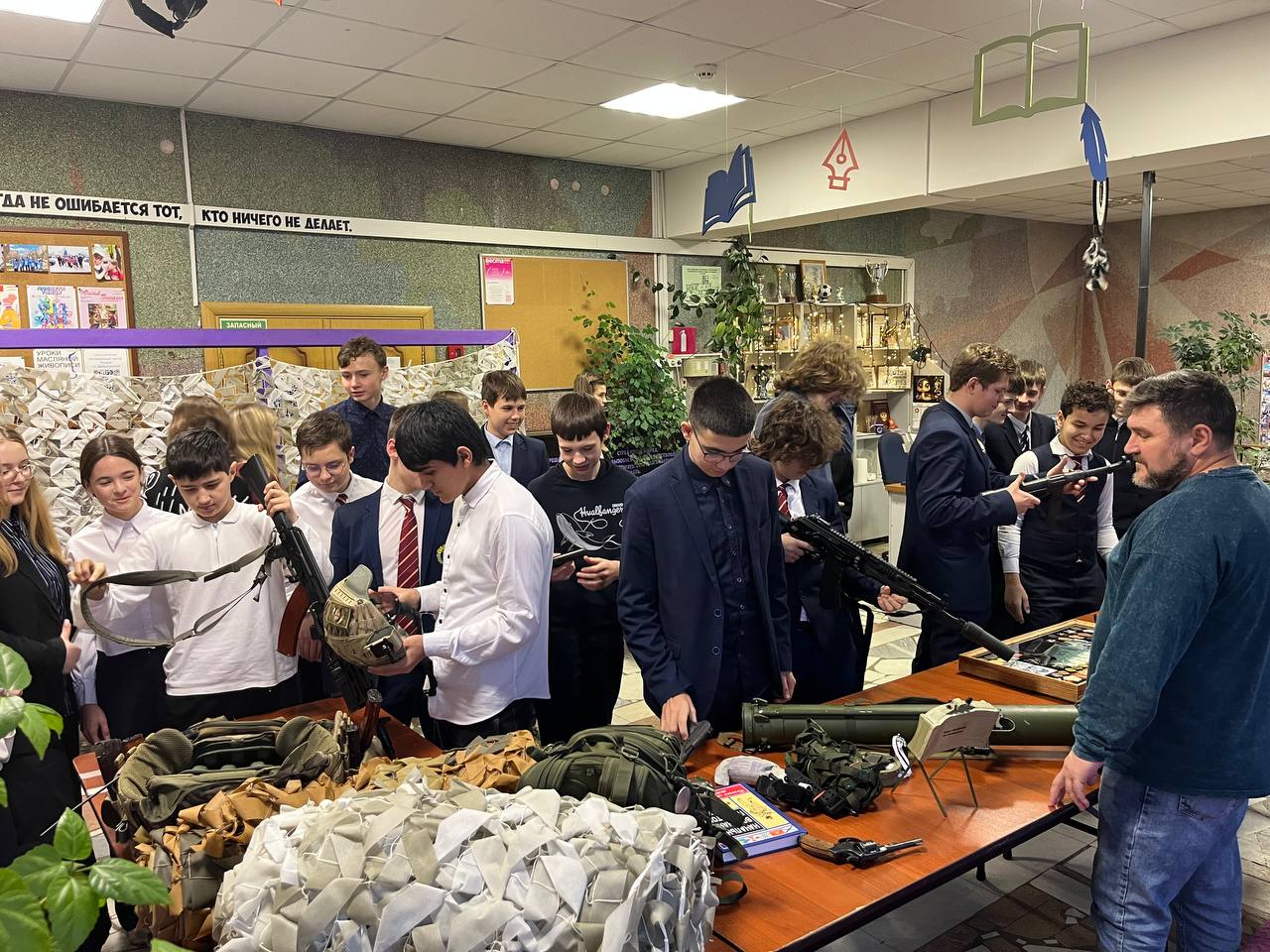 Более 130 школьников посетили патриотическую выставку в Дзержинском Люберец за неделю